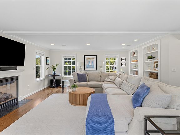 2nd image of 1 Daisy Ln