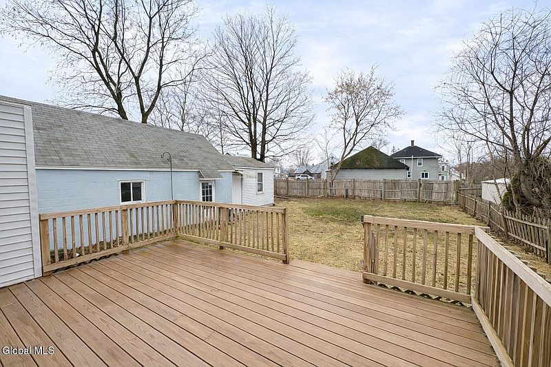 4th image of 119 Maple Avenue