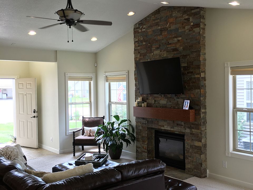 Living Rm w/ Vaulted Ceiling