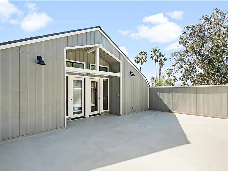 561 Luneta Dr — Photo 8