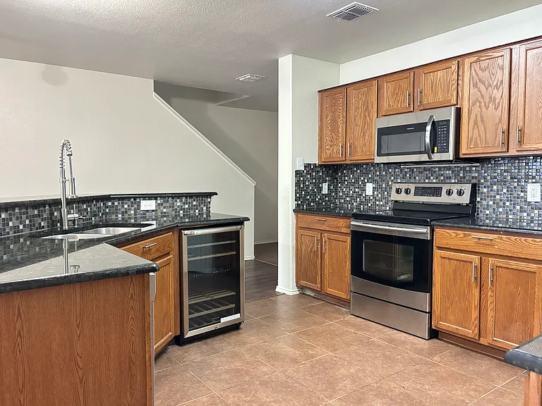 7508 Lazy Spur Blvd — Photo 4