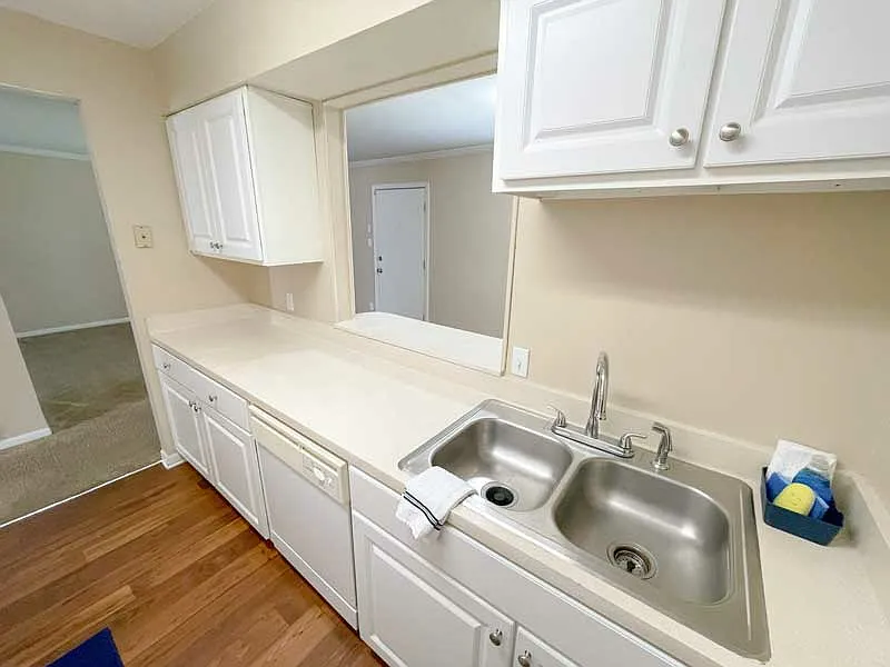 Chateau Apartments — Photo 2