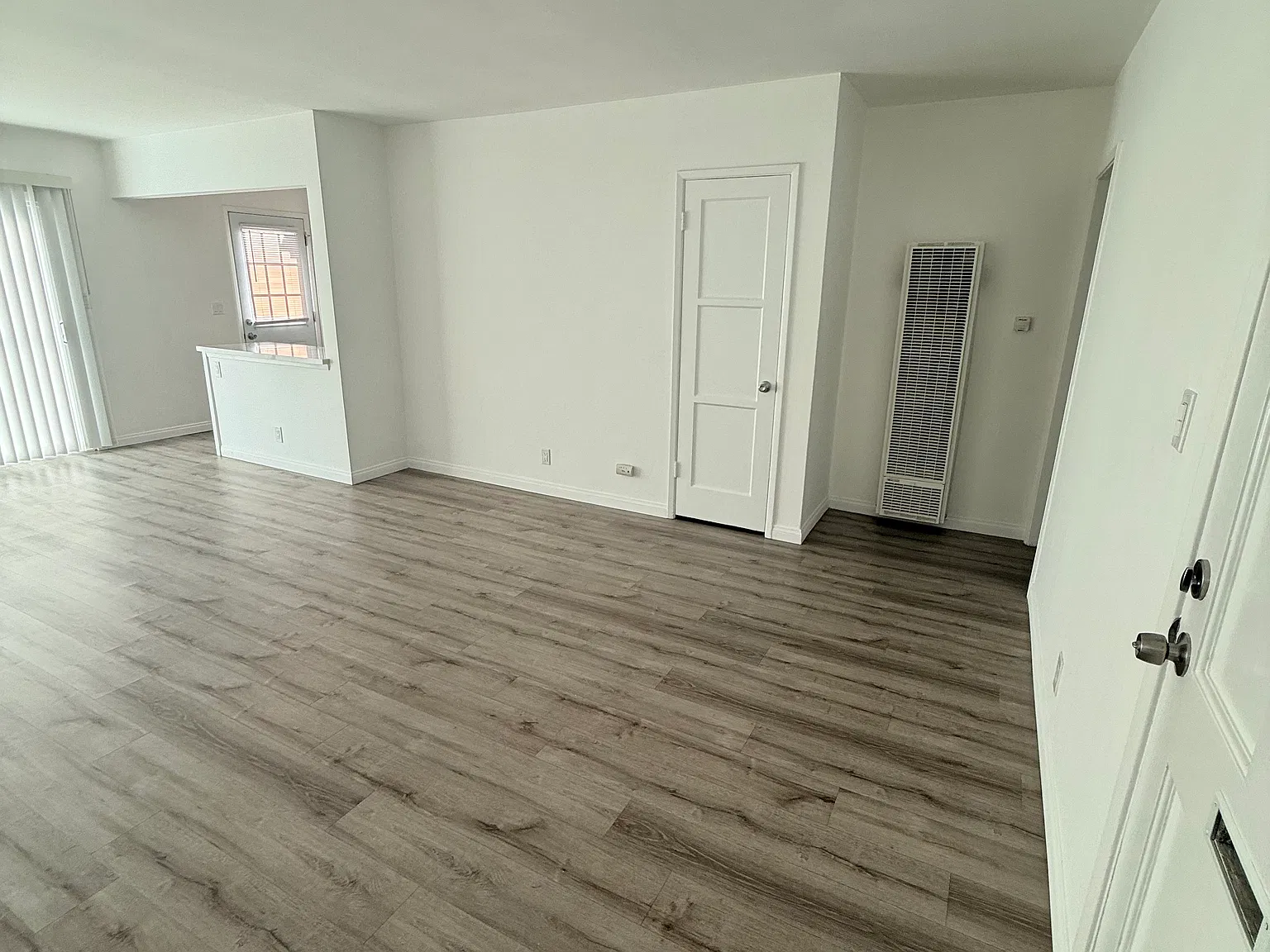3 bed, 1026 sqft, $3,725 — Photo 3
