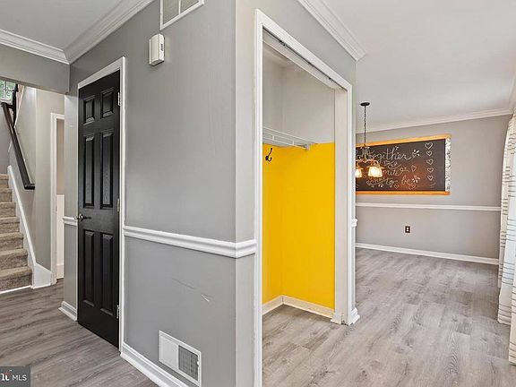 2nd image of 32 Cambridge Cir