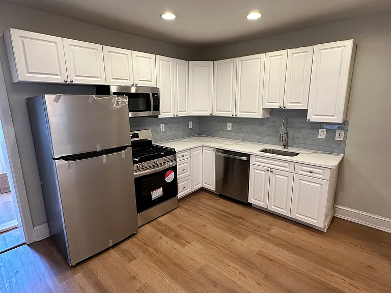 33 E Collings Ave — Photo 2