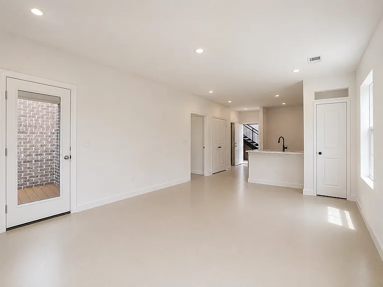 300 Lindenhurst Dr — Photo 5