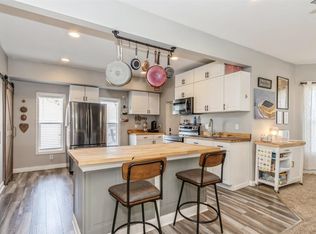 922 E Ave NW, Cedar Rapids, IA 52405