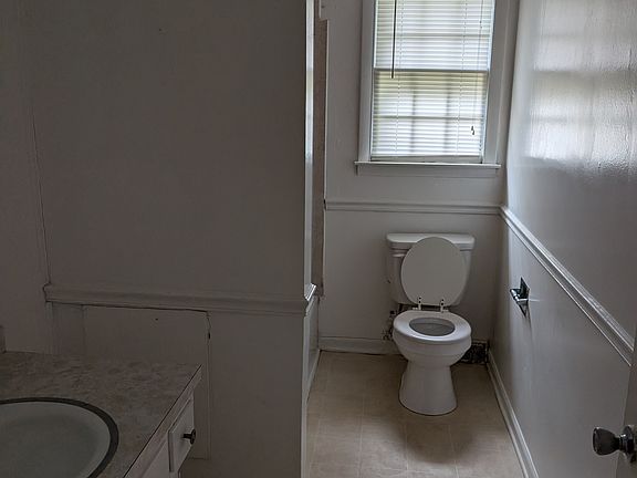 4th image of 612 E Millbrook Rd