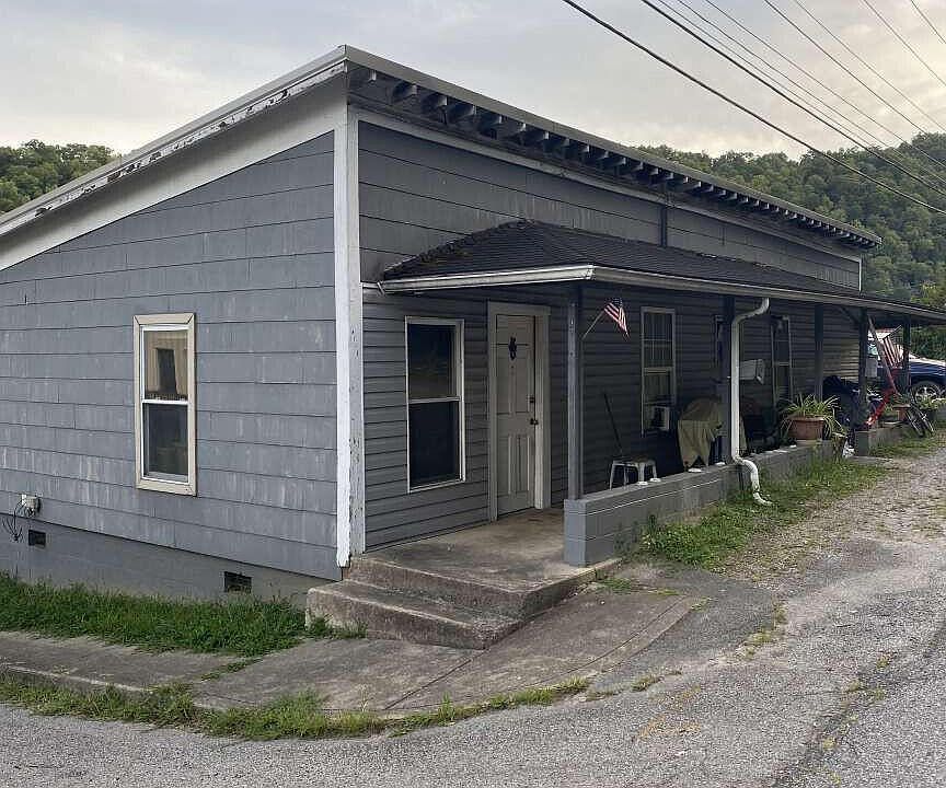 1st image of 3072 S Lake Dr