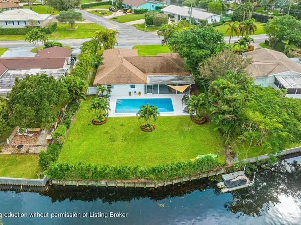7961 W Lake Dr, Lake Clarke Shores, FL 33406