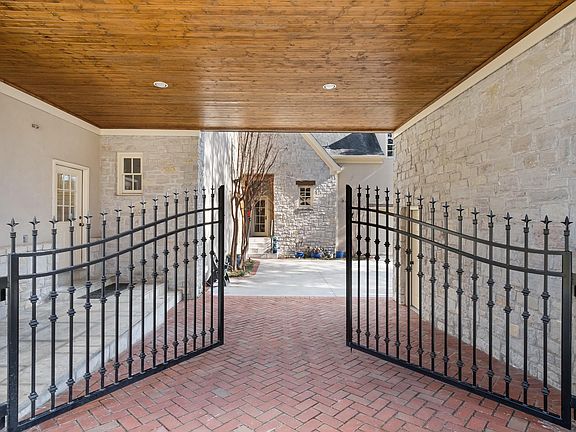 4th image of 264 Stratton Ct
