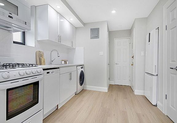 4th image of 313 E 61st St #5C
