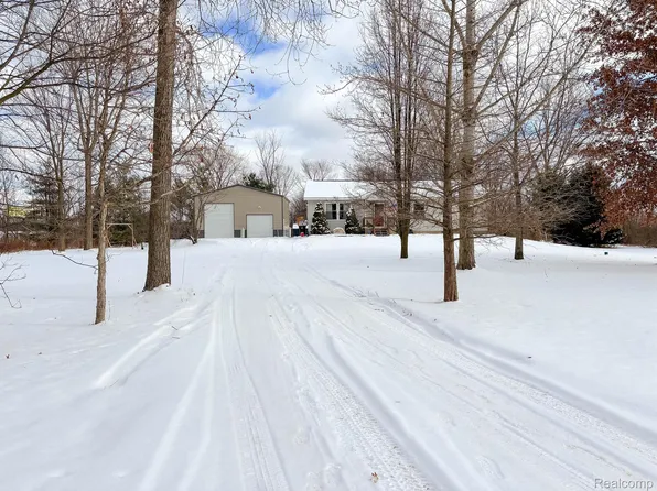 3200 Glover Rd, Fowlerville, MI 48836