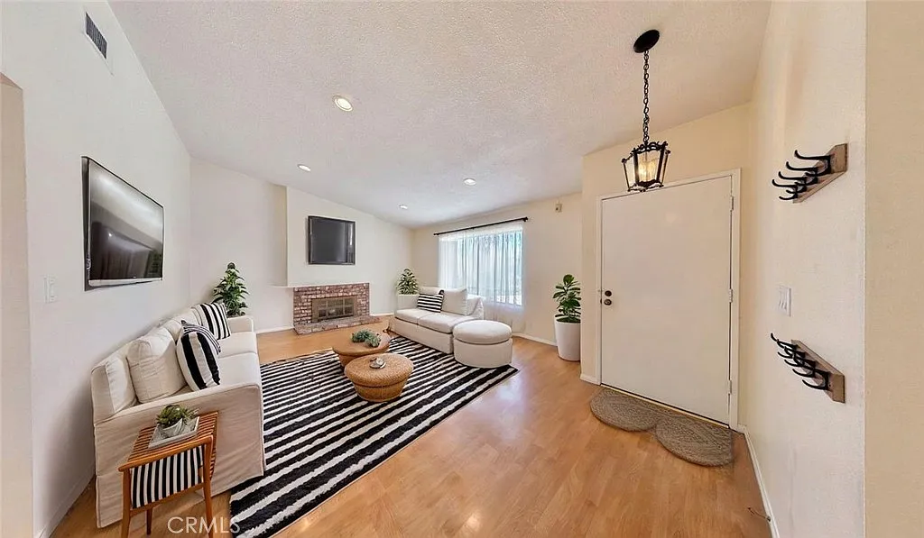3 bed, 1509 sqft, $4,100 — Photo 3