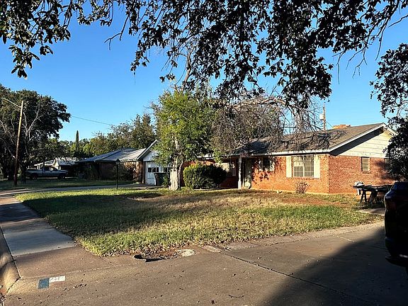3rd image of 220 Twin Oaks Dr