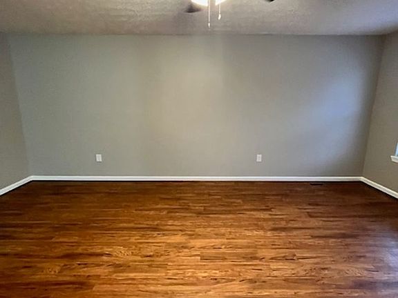 5th image of 165 Garnet Dr