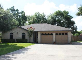 111 Maple St, Lake Jackson, TX 77566