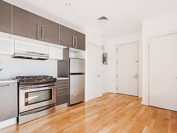 3rd image of 25 Montrose Ave APT 701