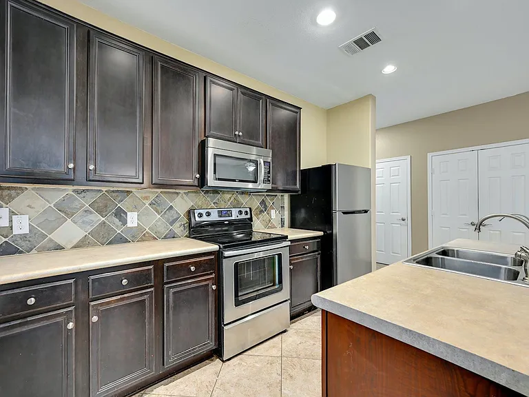 1029 Hyde Park Dr — Photo 6