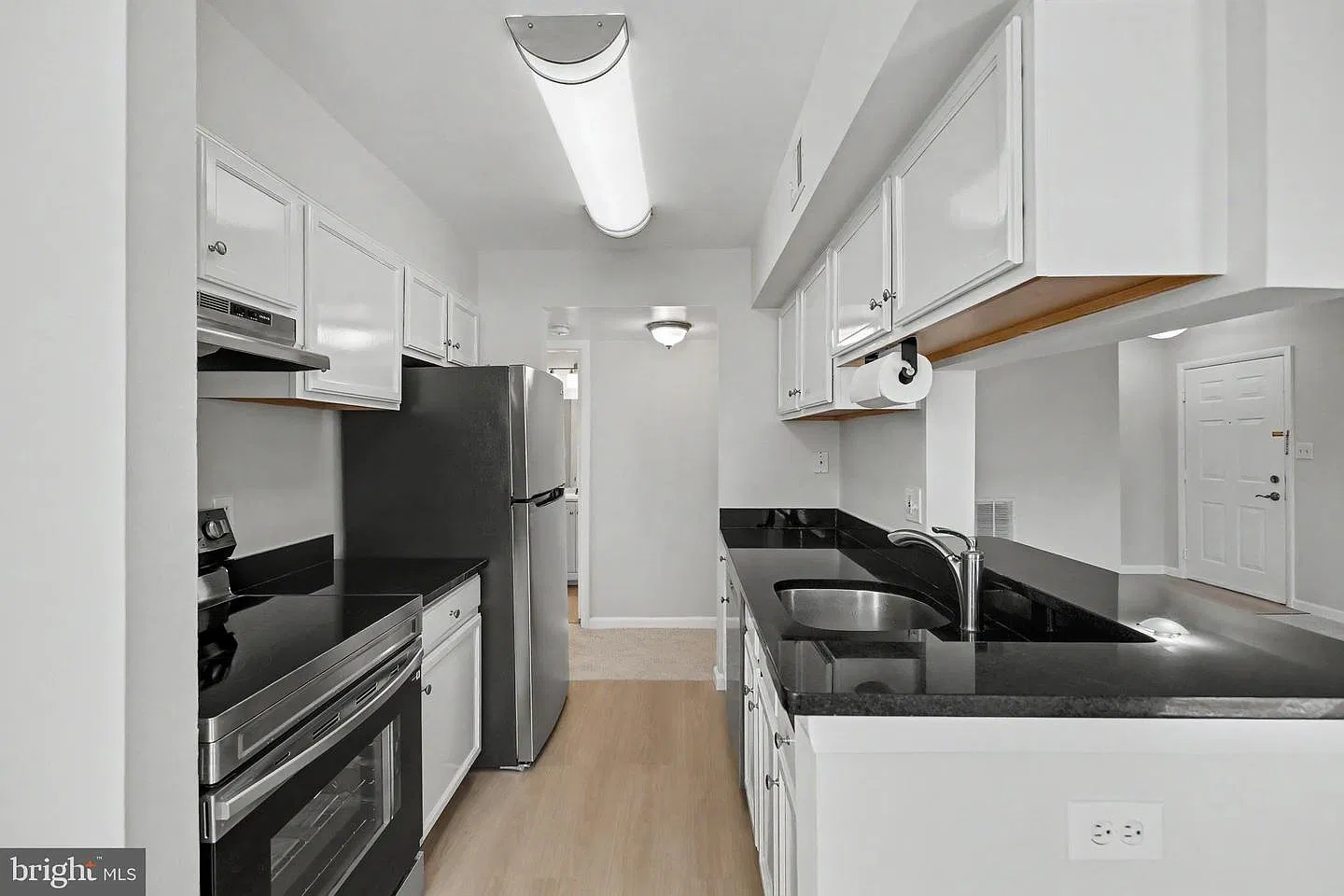 1 bed, 735 sqft, $1,900 — Photo 2