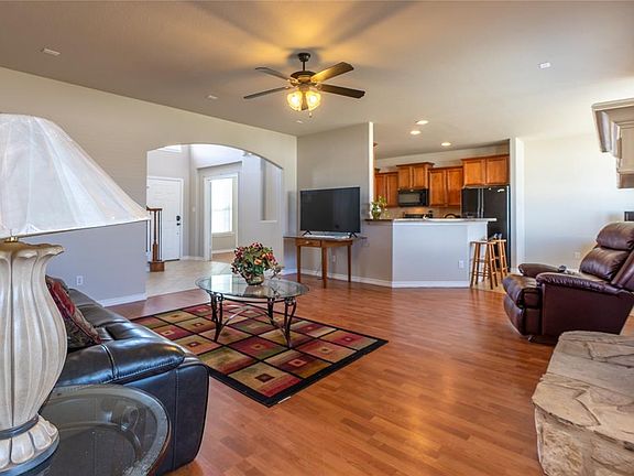 4th image of 209 Oak Hollow Ln