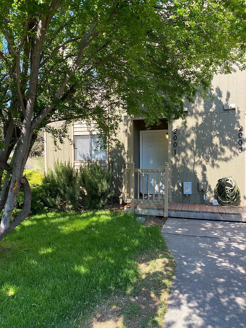 NE Bend 2 Bed/1.5 Bath with Garage - Townhome Near St Charles — Photo 1