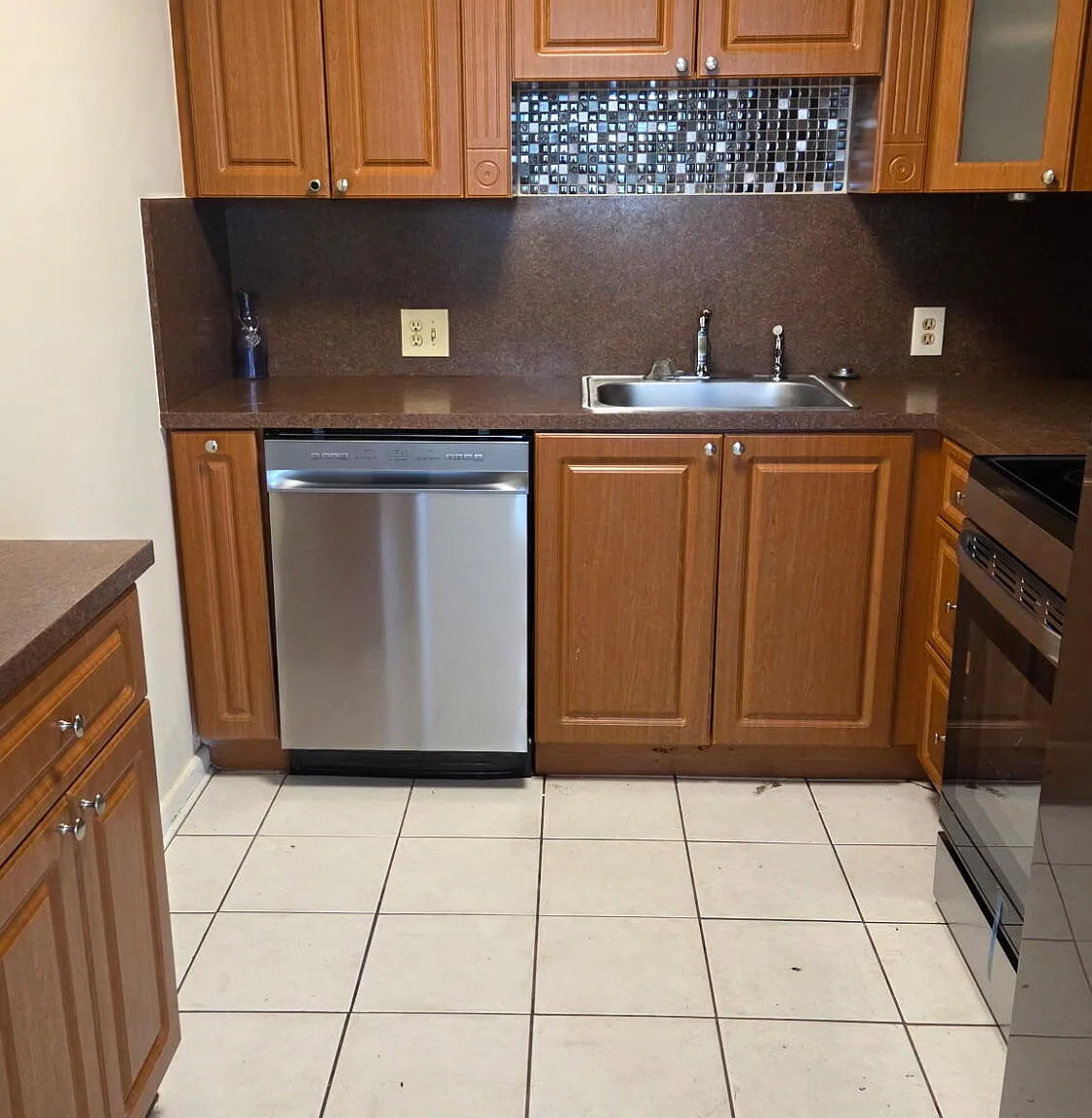 2 bed, 1.5 bath, 840 sqft, $1,595 — Photo 3