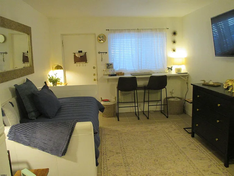 9201 Atlantic Ave #7 — Photo 3