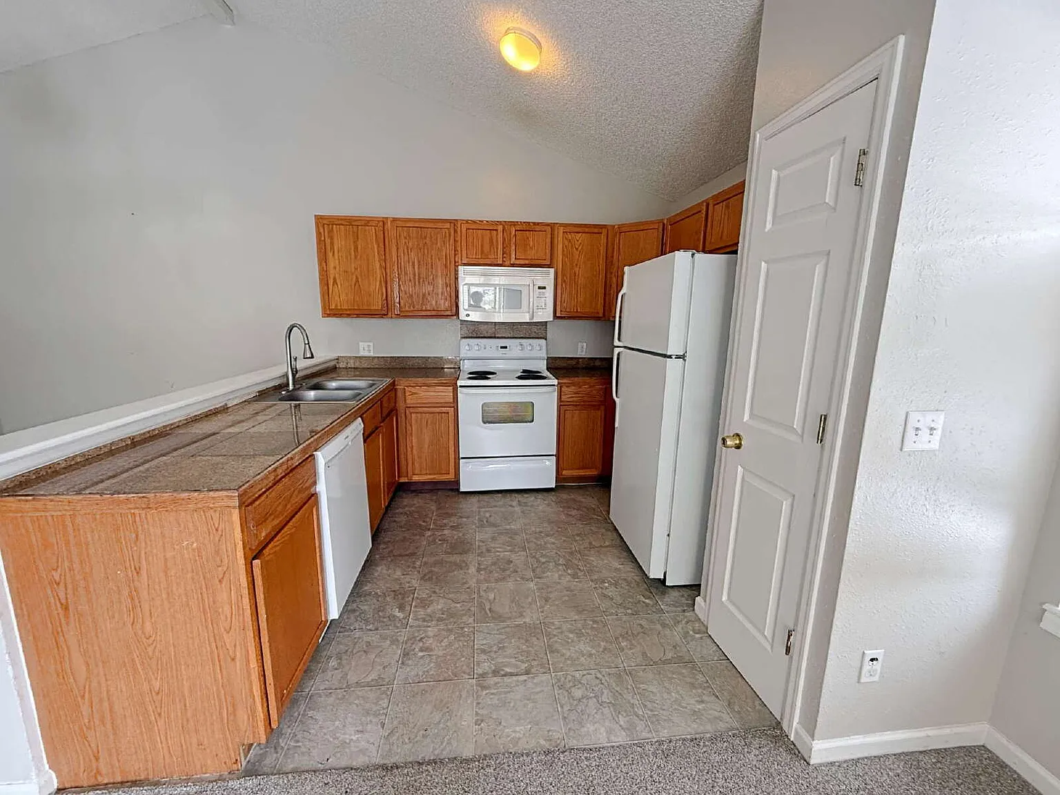 4 bed, 2.0 bath, 1848 sqft, $2,550 — Photo 4