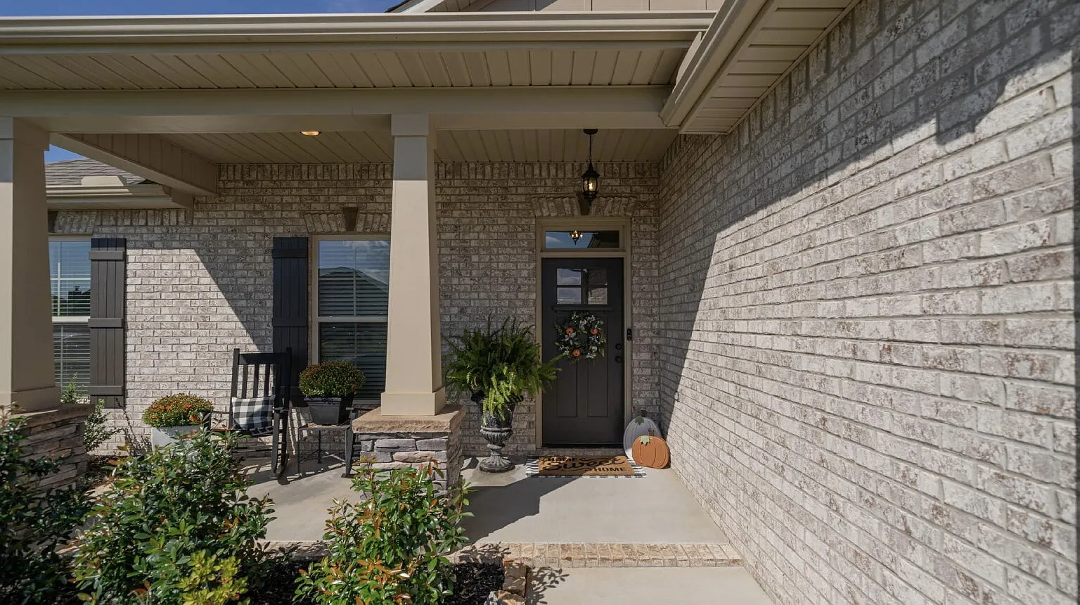 4 bed, 2.0 bath, 1999 sqft, $1,999 — Photo 2