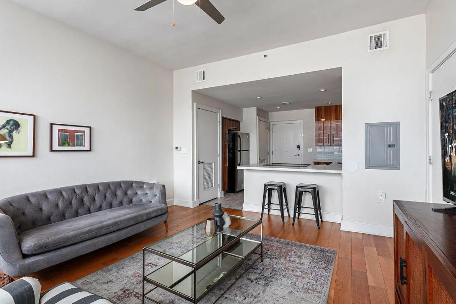 1 bed, 1.0 bath, 430 sqft, $3,404 — Photo 2