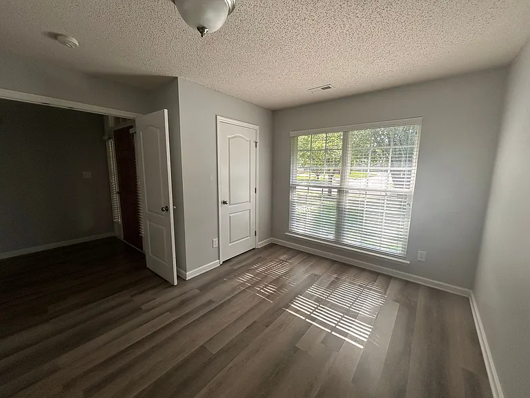 114 Amsterdam Pl — Photo 11