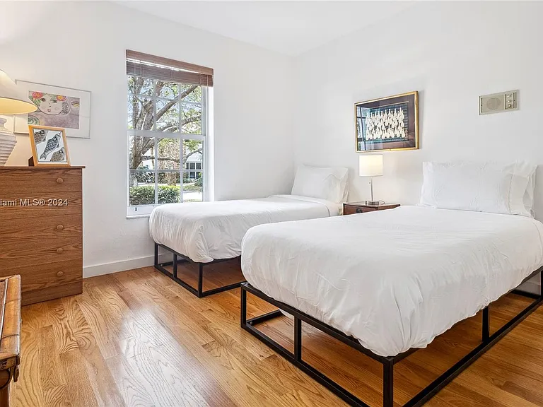 10130 SW 70th Ave — Photo 35