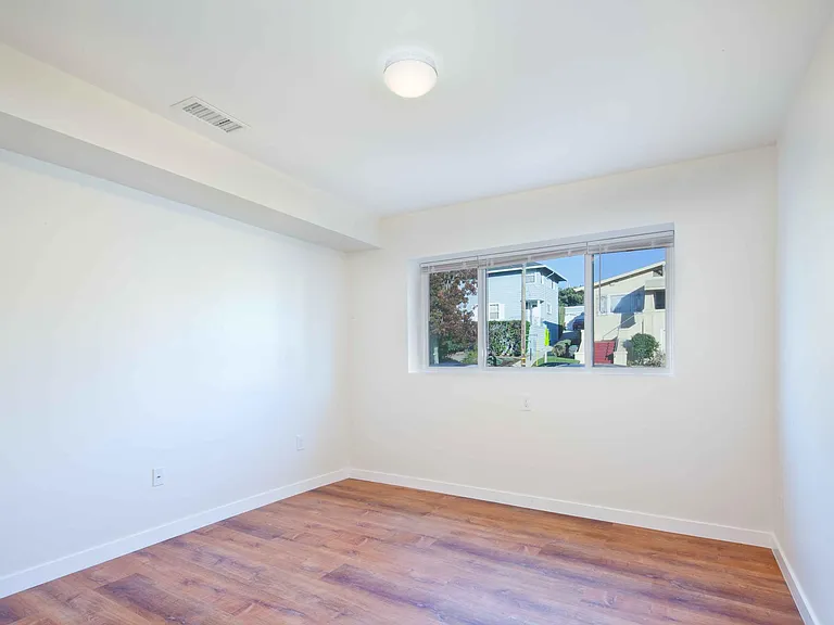 429 Athol Ave — Photo 6