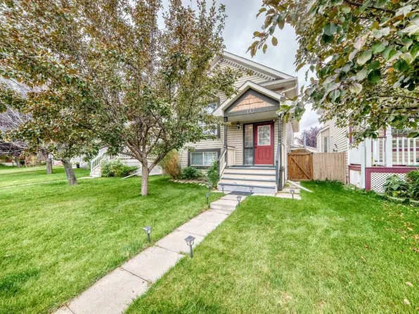 117 E Bridleglen Mnr SW, Calgary, AB T2Y 3X1