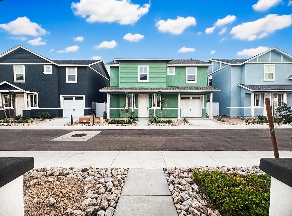 3 bed, 2.5 bath, 1736 sqft, $2,395 — Photo 1