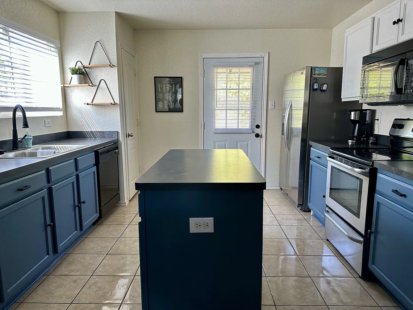 San Antonio 2/1 near Lackland AFB and Hospital district — Photo 4