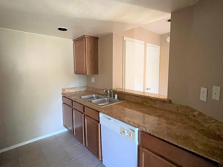 1110 W Blaine St #204 — Photo 6