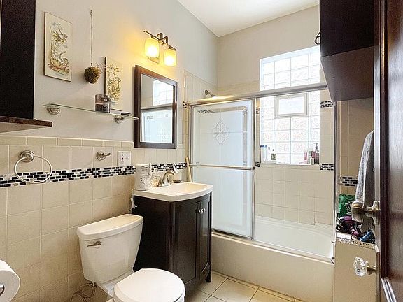 4th image of 2449 N Avers Ave Unit 3