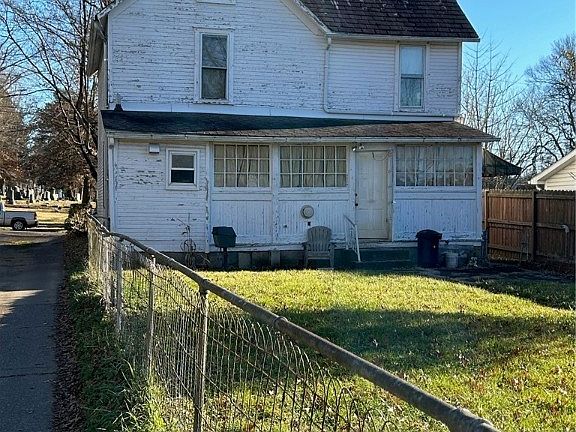 3rd image of 807 Washington St