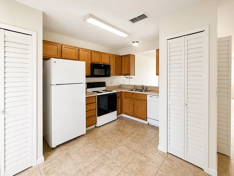 172 Reserve Cir #100 — Photo 5