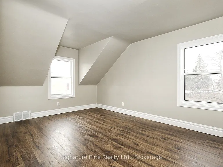 254 Hibbert Ave #UPPER — Photo 3