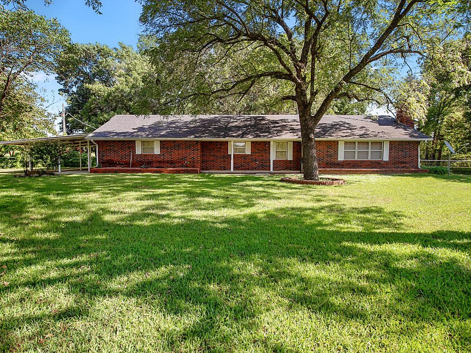 Welcome to "Wild Horse Creek" featuring this large front yard.