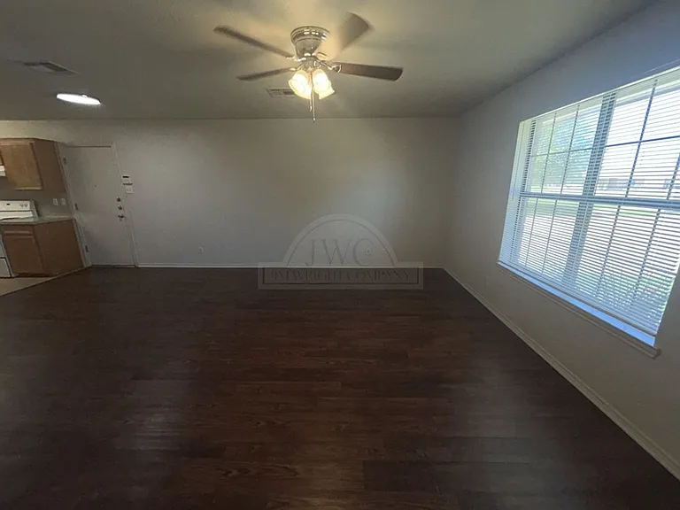 912 McDaniel Cir — Photo 4