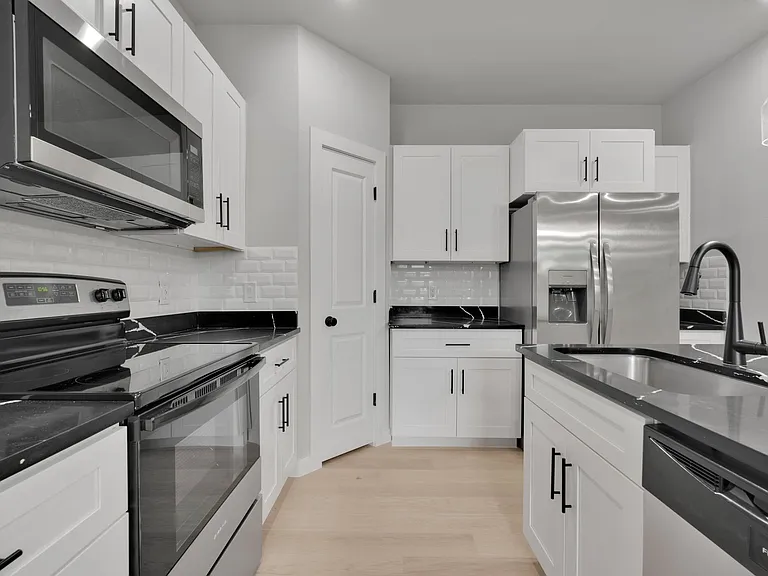 521 Dakota St — Photo 4