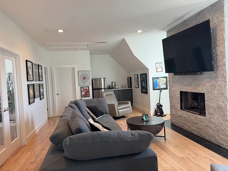 5726 Mercedes Ave — Photo 16