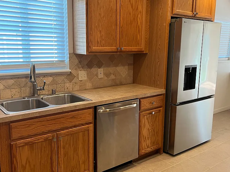 2546 Lessley Ave — Photo 3