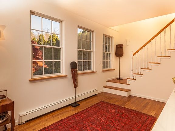 4th image of 537 Rushmore Ave