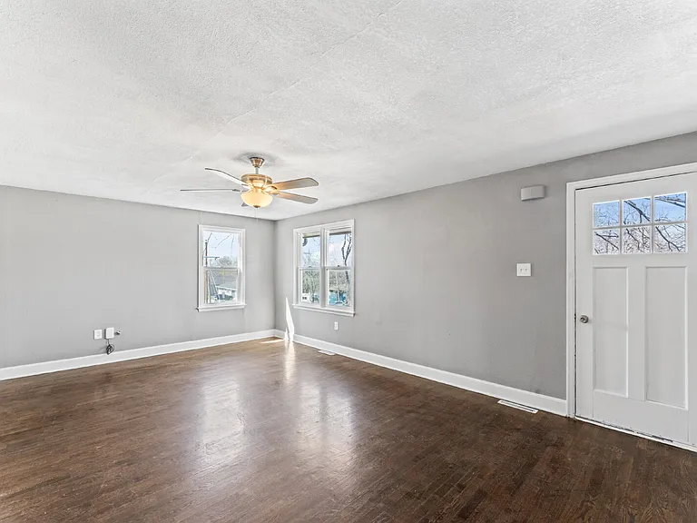 33085 W 82nd St — Photo 5