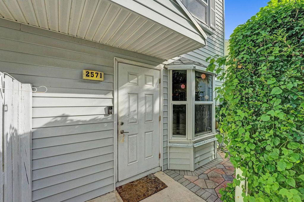 2571 NE 15th St, photo 2